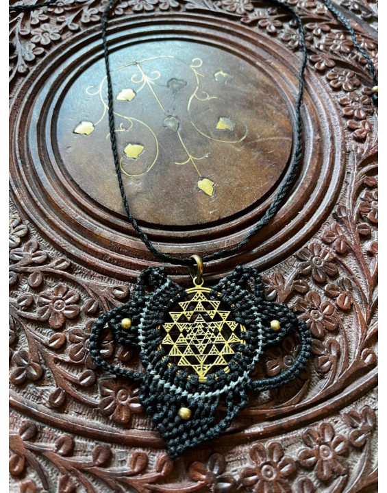 Macrame náhrdelník SHRI YANTRA - čierny