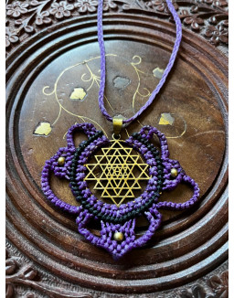 Macrame náhrdelník SHRI YANTRA - fialový